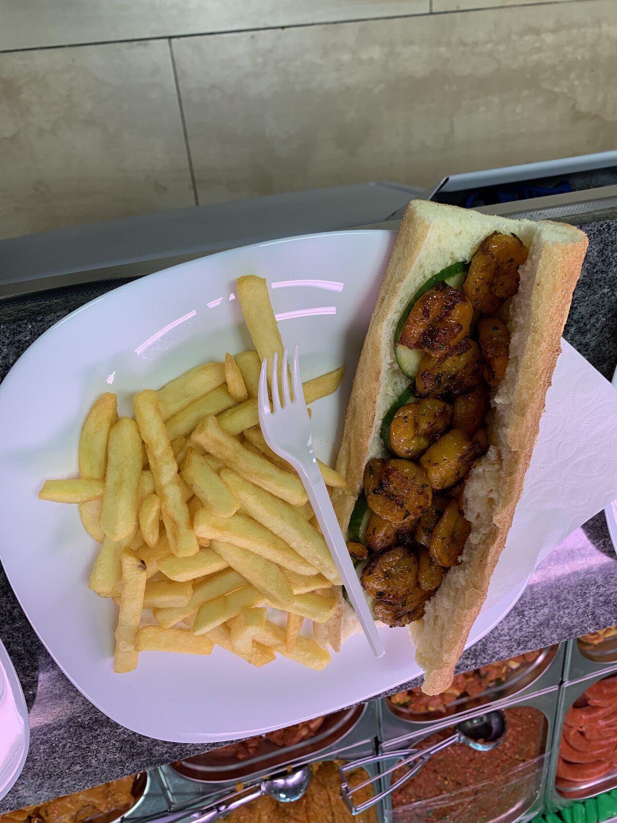 Vers belegd broodje van de grill met friet