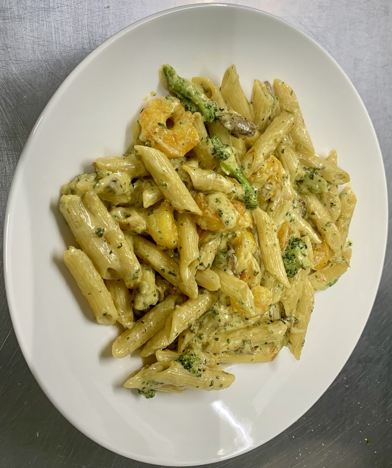 Romige verse pasta met kip en groenten
