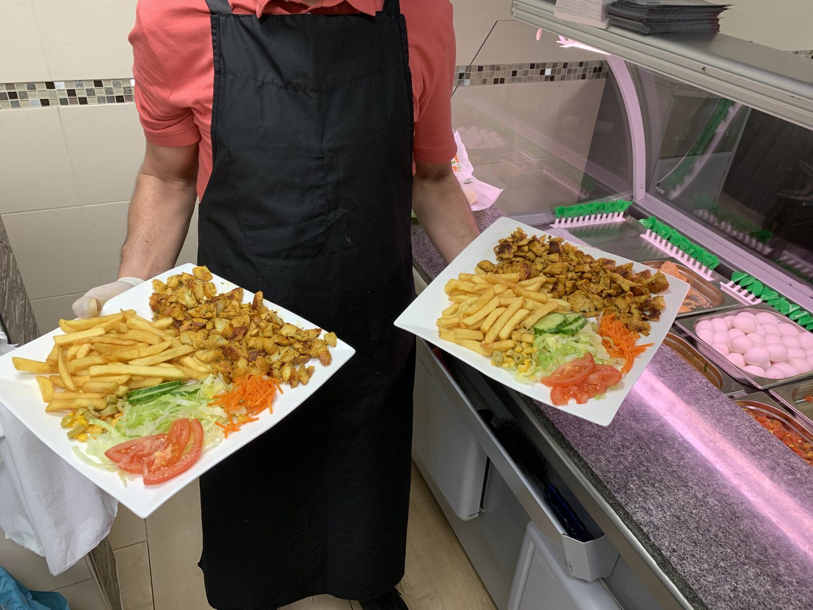 Royale grillschotels met vlees, friet en verse salade