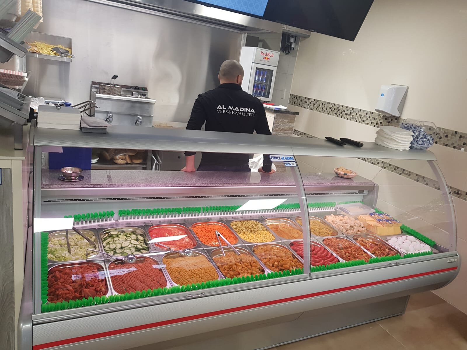 Overzicht van de gevulde vitrine in ons restaurant