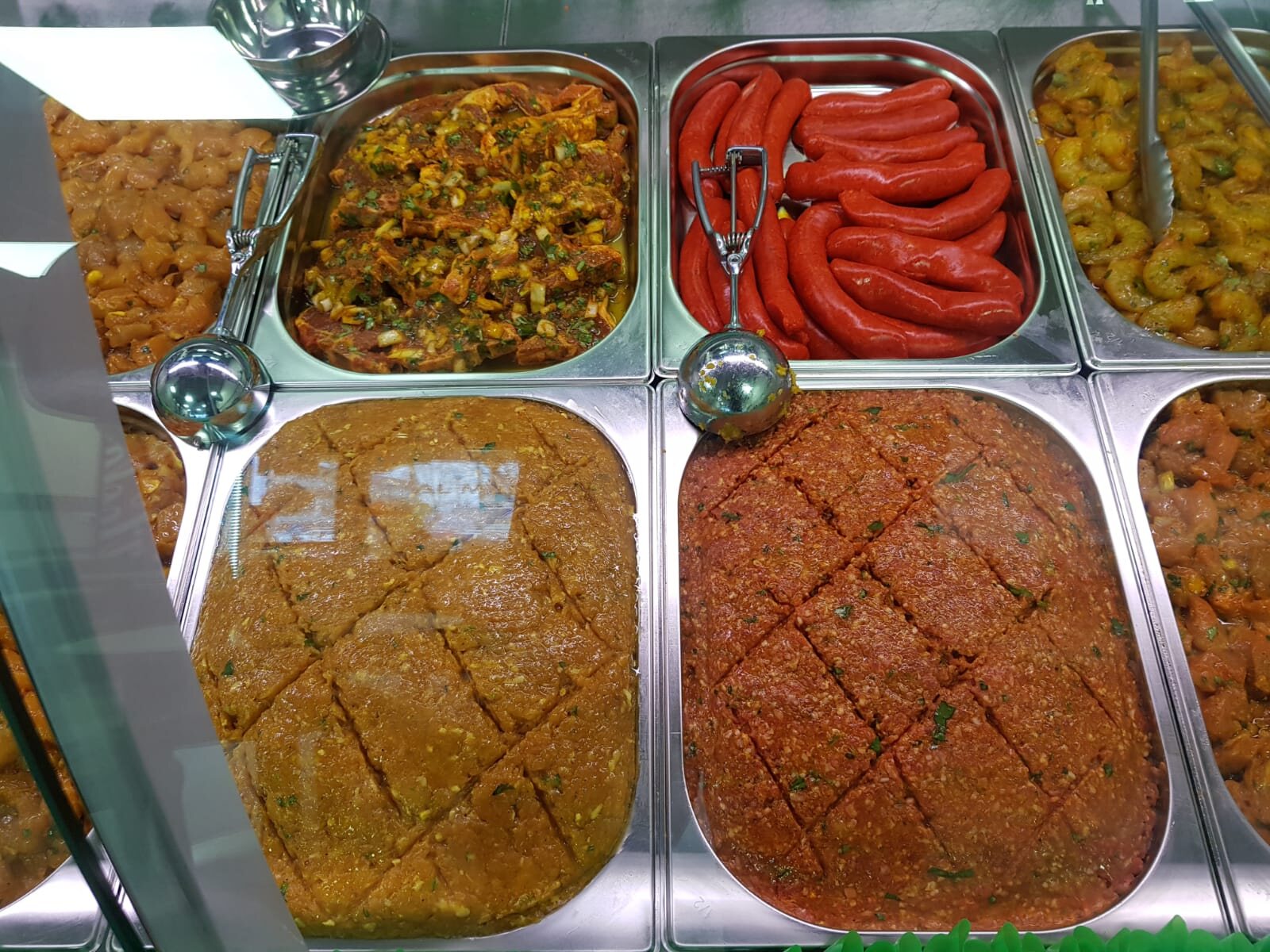 Verse gerechten en vlees in de vitrine