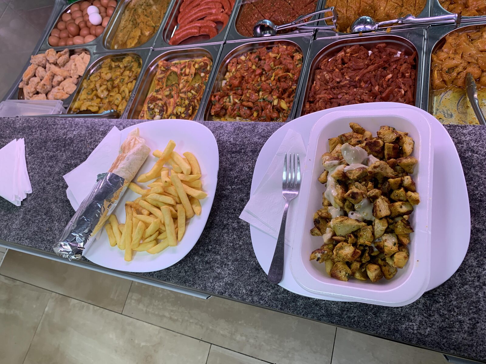 Gegrilde wrap met vlees en verse groenten