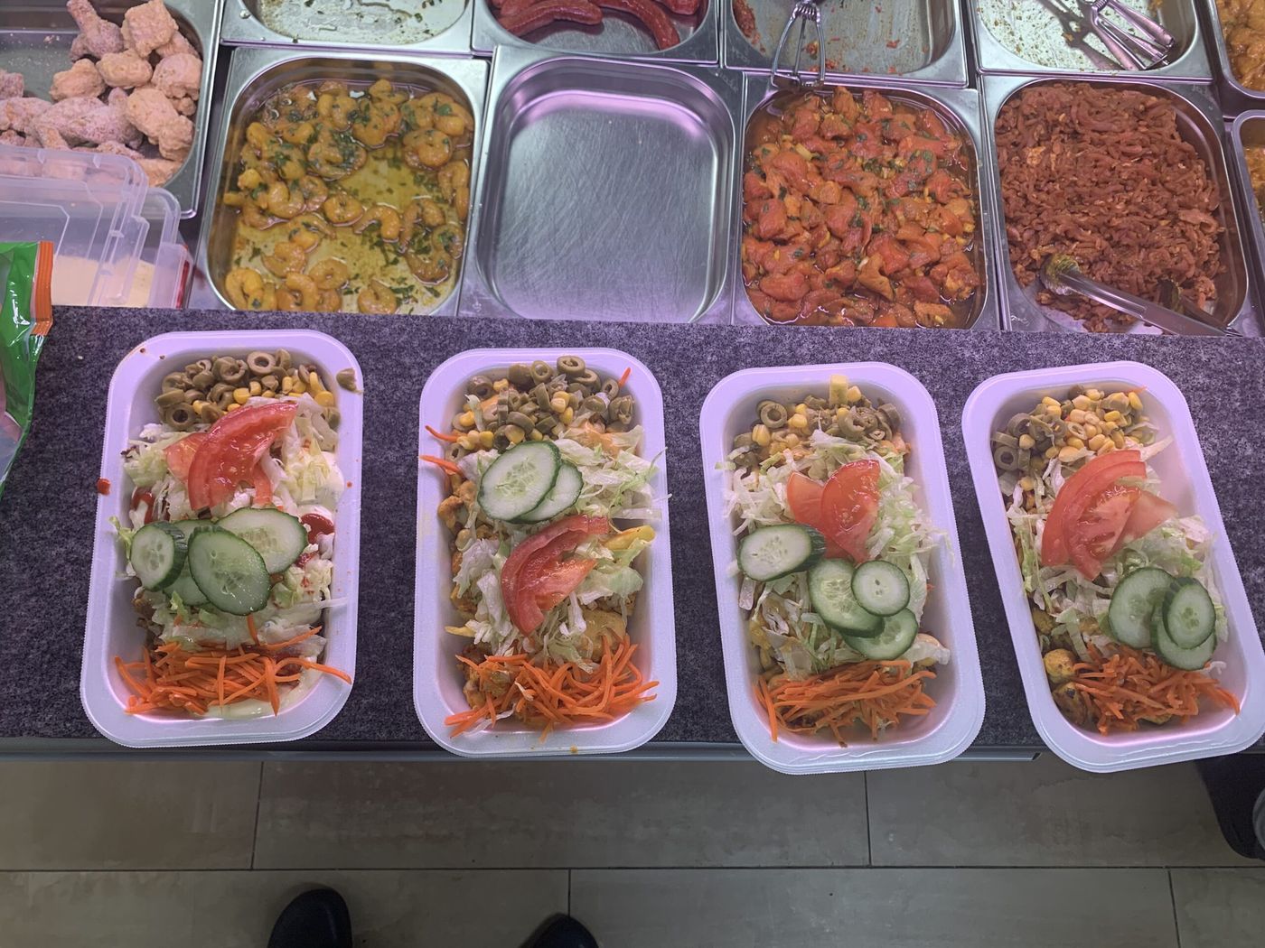 Kapsalon met vlees van de grill, kaas en salade