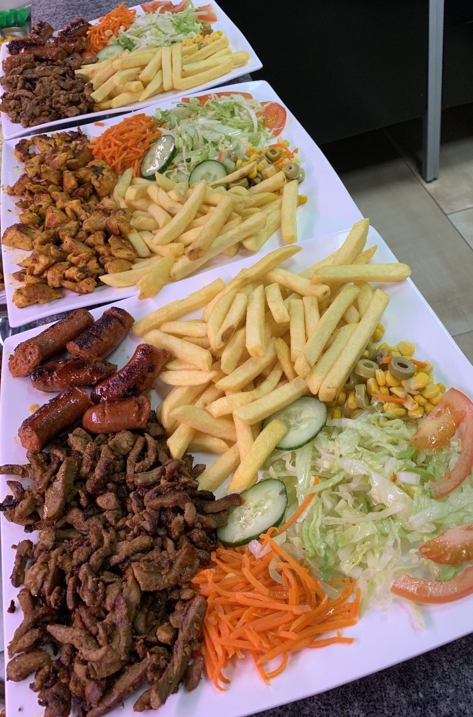 Grillschotel met vlees, friet en verse salade