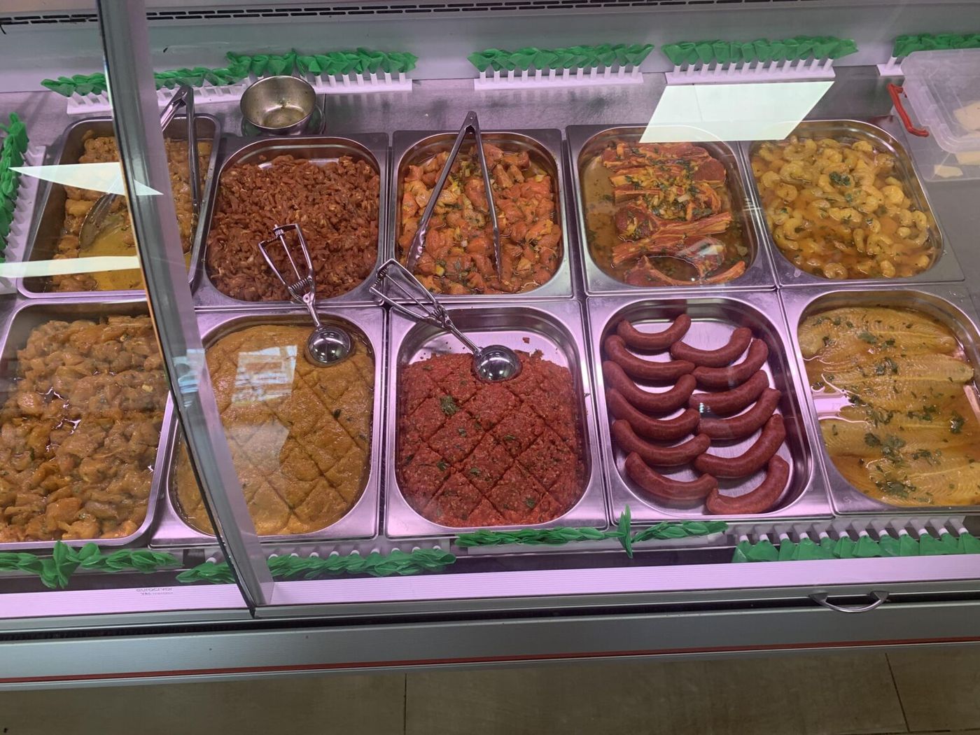 De verse vitrine van Al Madina Amersfoort — dagvers gemarineerd vlees, vis en gerechten